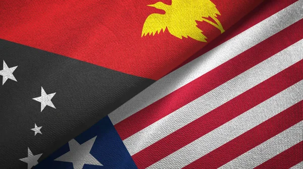 Papua-Nova Guiné e Libéria duas bandeiras de pano têxtil, textura de tecido — Fotografia de Stock