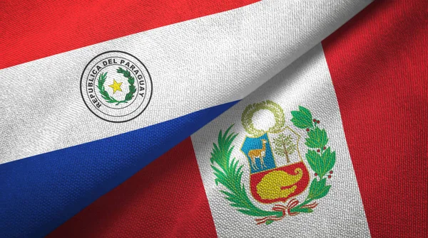 Парагвай и Перу два флага текстильная ткань, текстура ткани — стоковое фото