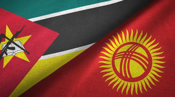 Mozambique y Kirguistán dos banderas tela textil, textura de la tela — Foto de Stock