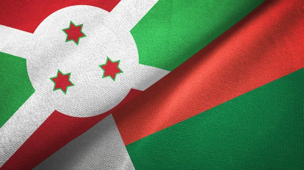 Burundi et Madagascar deux drapeaux tissu textile, texture tissu — Photo