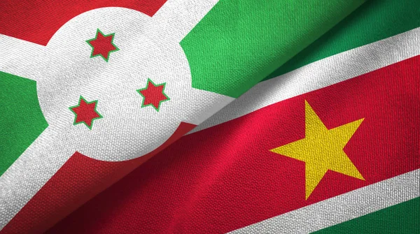 Burundi et Suriname deux drapeaux tissu textile, texture du tissu — Photo