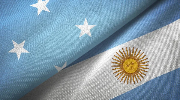 Микронезия и Аргентина два флага текстильная ткань, текстура ткани — стоковое фото