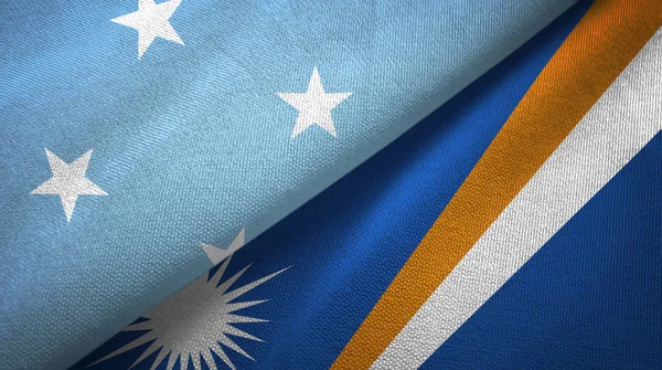 Micronésia e Ilhas Marshall duas bandeiras pano têxtil, textura de tecido — Fotografia de Stock