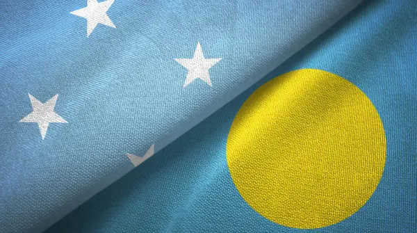 Микронезия и Палау два флага текстильная ткань, текстура ткани — стоковое фото
