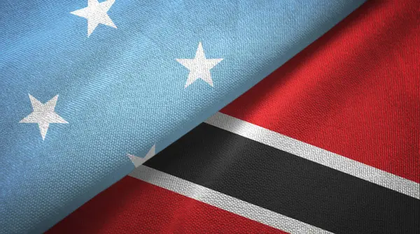 Micronésia e Trinidad e Tobago duas bandeiras pano têxtil, textura de tecido — Fotografia de Stock
