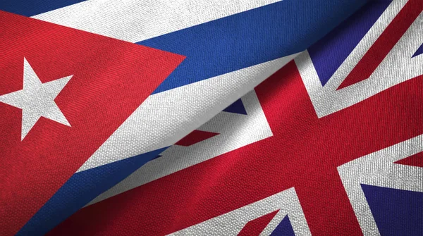 Cuba e Reino Unido duas bandeiras pano têxtil, textura de tecido — Fotografia de Stock
