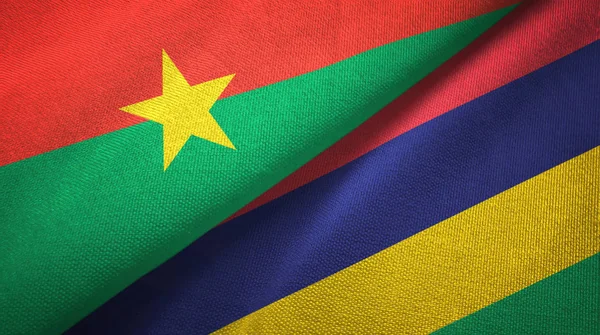 Burkina Faso y Mauricio dos banderas tela textil, textura de la tela —  Fotos de Stock