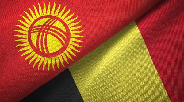 Kirguistán y Bélgica dos banderas tela textil, textura de la tela — Foto de Stock