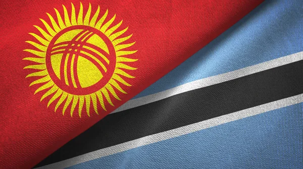 Kirguistán y Botswana dos banderas tela textil, textura de la tela — Foto de Stock