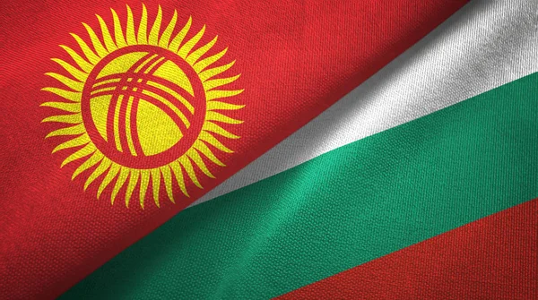 Kyrgyzstán a Bulharsko dvě vlajky textilní tkaniny, textura textilií — Stock fotografie