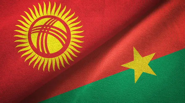 Kirguistán y Burkina Faso dos banderas tela textil, textura de la tela — Foto de Stock