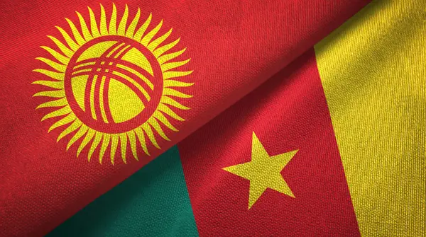 Kirguistán y Camerún dos banderas tela textil, textura de la tela — Foto de Stock