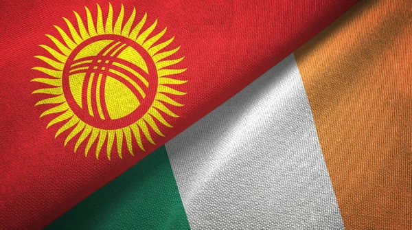 Kirguistán e Irlanda dos banderas tela textil, textura de la tela — Foto de Stock