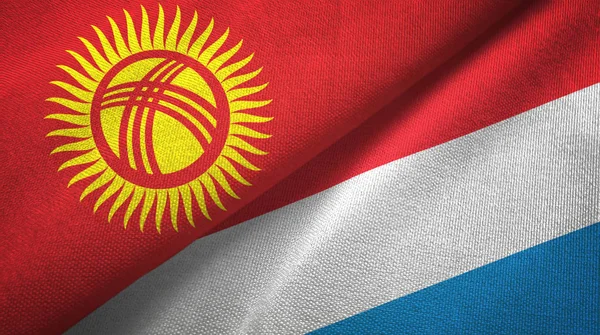 Kirguistán y Luxemburgo dos banderas tela textil, textura de la tela — Foto de Stock