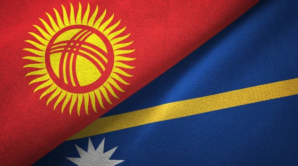 Kirguistán y Nauru dos banderas tela textil, textura de la tela — Foto de Stock