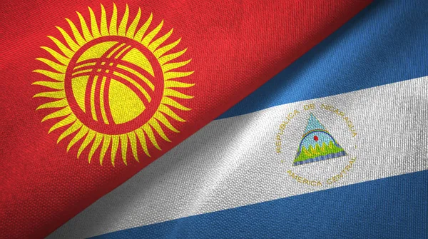 Kirguistán y Nicaragua dos banderas tela textil, textura de la tela — Foto de Stock