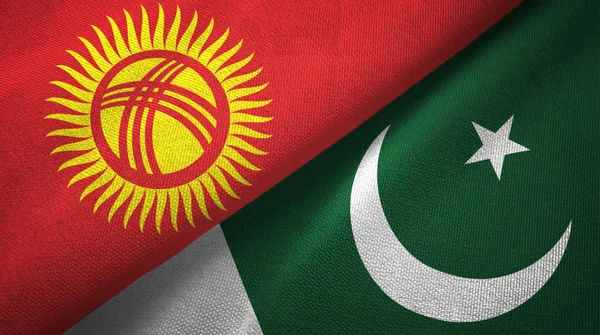 Kyrgyzstán a Pákistán dvě vlajky textilní tkaniny, textura textilií — Stock fotografie