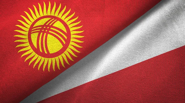 Kirguistán y Polonia dos banderas tela textil, textura de la tela — Foto de Stock