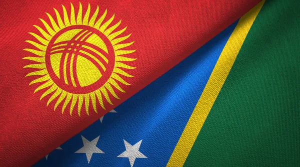Kirguistán e Islas Salomón dos banderas tela textil, textura de la tela — Foto de Stock