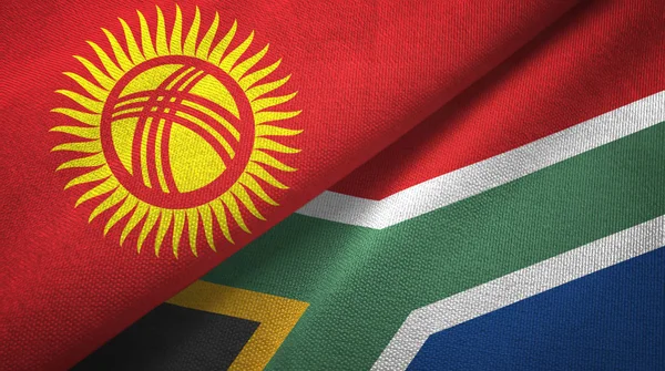 Kirguistán y Sudáfrica dos banderas tela textil, textura de la tela — Foto de Stock