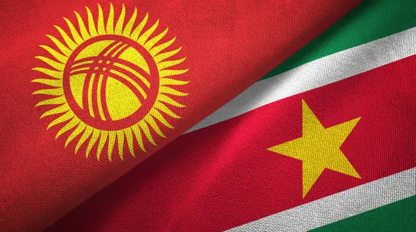 Kirguistán y Surinam dos banderas tela textil, textura de la tela — Foto de Stock