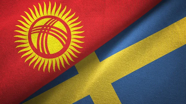 Kirguistán y Suecia dos banderas tela textil, textura de la tela — Foto de Stock