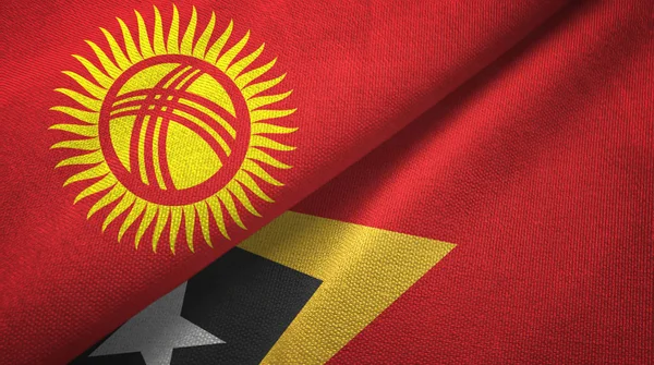 Kirguistán y Timor Oriental Timor Oriental dos banderas tela textil, textura de la tela — Foto de Stock