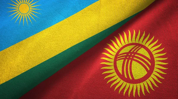Ruanda y Kirguistán dos banderas tela textil, textura de la tela — Foto de Stock