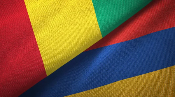 Guinée et Arménie deux drapeaux tissu textile, texture du tissu — Photo