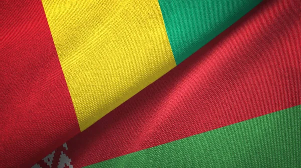 Guinea och Vitryssland två flaggor textil trasa, tyg textur — Stockfoto