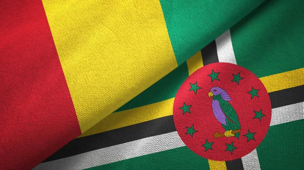 Guinée et Dominique deux drapeaux tissu textile, texture du tissu — Photo