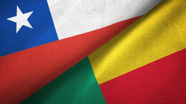 Chili en Benin twee vlaggen textiel doek, stof textuur — Stockfoto
