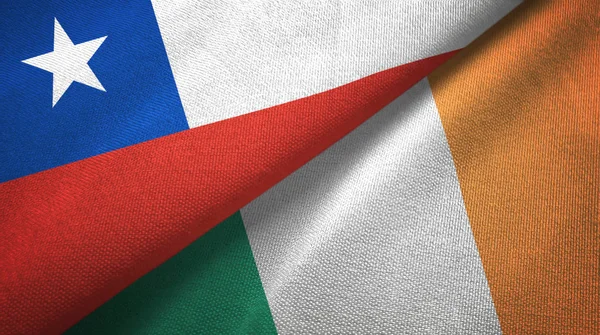Chili en Ierland twee vlaggen textiel doek, weefsel textuur — Stockfoto