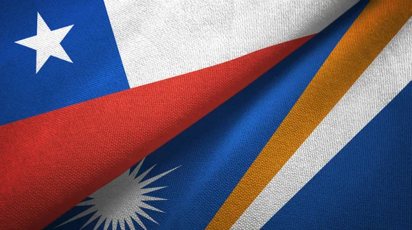Chile och Marshall öarna två flaggor textil tyg, tyg konsistens — Stockfoto