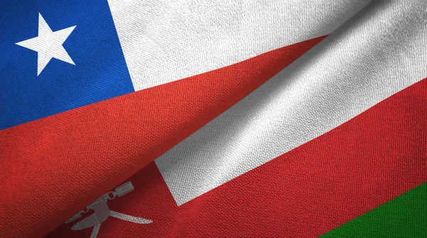 Chili en Oman twee vlaggen textiel doek, stof textuur — Stockfoto