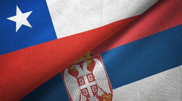 Chile i Serbia dwie flagi tkanina tekstylna, tekstura tkaniny — Zdjęcie stockowe
