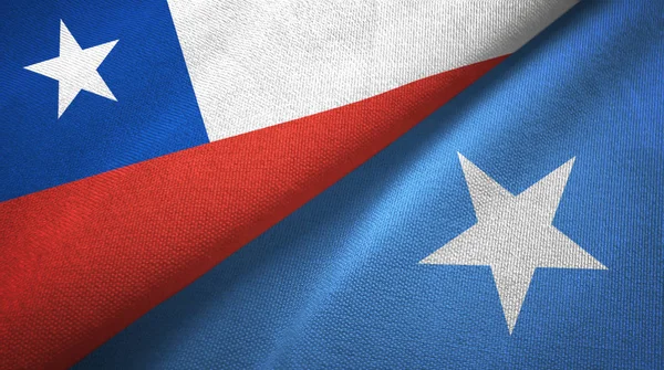 Chile y Somalia dos banderas de tela textil, textura de tela —  Fotos de Stock