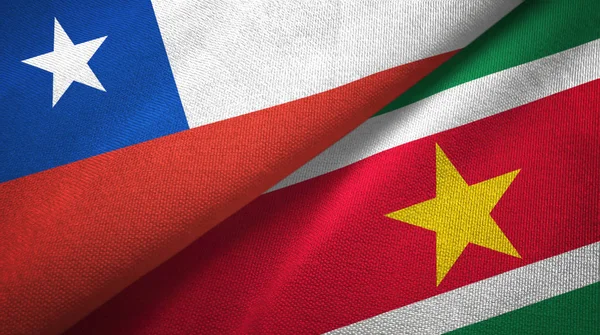 Chili en Suriname twee vlaggen textiel doek, stof textuur — Stockfoto