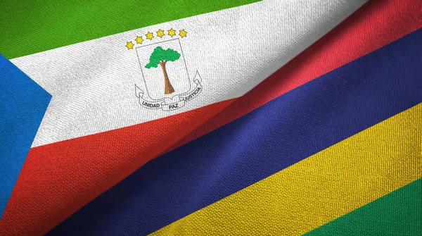 Guiné Equatorial e Maurícia duas bandeiras tecido têxtil, textura de tecido — Fotografia de Stock
