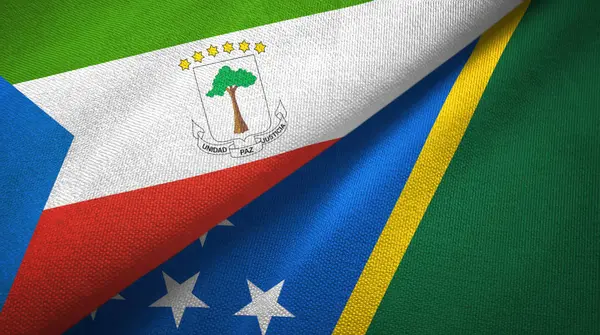Equatoriaal-Guinea en Solomon eilanden twee vlaggen textiel doek, weefsel textuur — Stockfoto