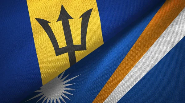 Barbados e Islas Marshall dos banderas tela textil, textura de la tela —  Fotos de Stock