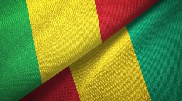 Mali et Guinée deux drapeaux tissu textile, texture du tissu — Photo