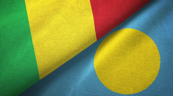 Mali och Palau två flaggor textil trasa, tyg konsistens — Stockfoto