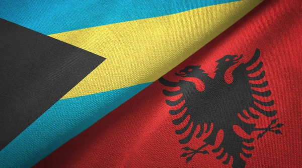 Bahama's en Albanië twee vlaggen textiel doek, weefsel textuur — Stockfoto