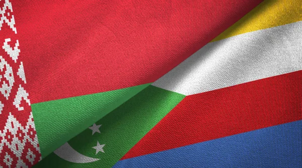 Bielorrússia e Comores duas bandeiras de pano têxtil, textura de tecido — Fotografia de Stock