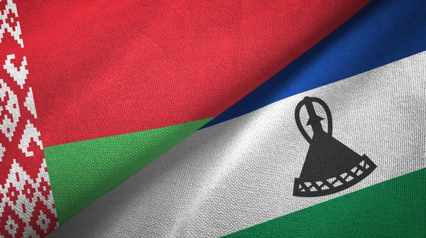 Bielorrússia e Lesoto duas bandeiras de pano têxtil, textura de tecido — Fotografia de Stock
