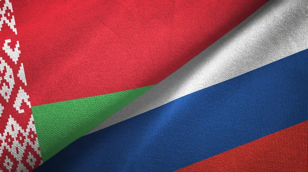 Bielorrusia y Rusia dos banderas de tela, textura de tela — Foto de Stock