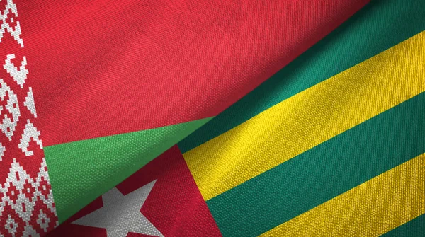 Bielorrusia y Togo dos banderas de tela, textura de tela — Foto de Stock