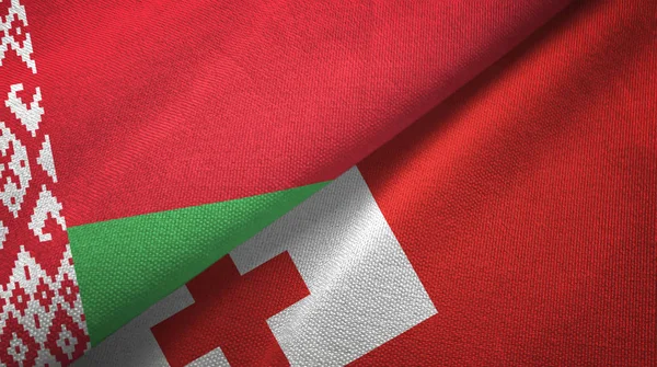 Bielorrússia e Tonga duas bandeiras de pano têxtil, textura de tecido — Fotografia de Stock