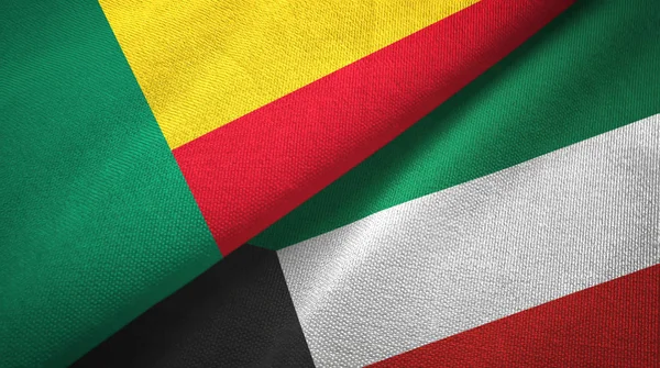 Benin e Kuwait due bandiere tessuto, tessitura del tessuto — Foto Stock